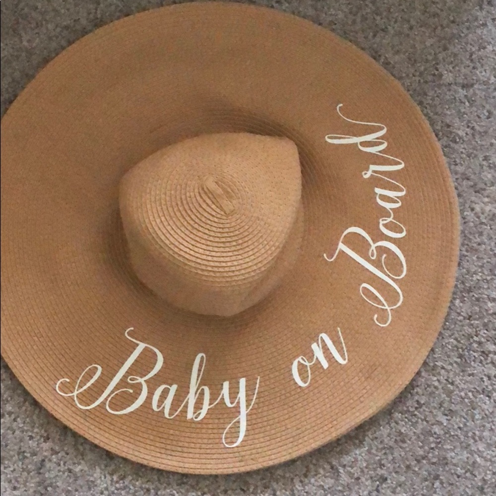 Baby announcement hat